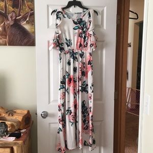 Gorgeous Floral Maxi Dress!